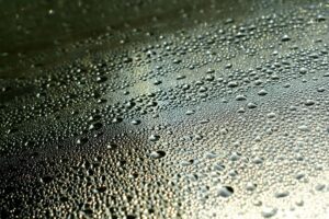 Kondenswasser am Fenster: Wann es ein Lüftungsproblem ist