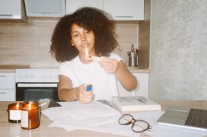 Räucherstäbchen-Test: Undichte Stellen am Abluftschlauch finden